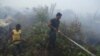 Petugas memadamkan kebakaran hutan di Bengkalis, Riau. (Foto: Dok)