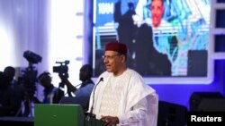 Rais wa Niger Mohamed Bazoum akizungumza wakati wa uzinduzi wa kiwanda cha kusafisha mafuta cha Dangote huko Lagos, Nigeria Mei 22, 2023. Picha na REUTERS/Temilade Adelaja.
