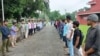 বাংলাদেশ কৃষি বিশ্ববিদ্যালয়ের (বাকৃবি) শিক্ষার্থীরা জয়নুল আবেদীন মিলনায়তনের মুক্তমঞ্চের সামনে মানববন্ধন ও বিক্ষোভ সমাবেশ করে। ১ জুলাই, ২০২৪।