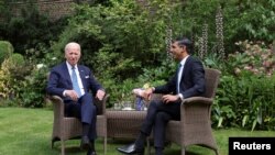 Waziri Mkuu wa Uingereza Rishi Sunak akikutana na Rais wa Marekani Joe Biden katika ofisi ya 10 Downing Street mjini London, Julai 10, 2023, 