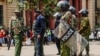 Foto Achiv: Polisye Kenyan rasanble pandan yap veye manifestan kap pwoteste kont ogmantasyon nan lajan enpo sitwayen yo pral oblije peye nan Nairobi, 18 Jyen 2024. 