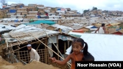 ৯ জুন, বাংলাদেশের কক্সবাজারের বালুখালী শরণার্থী শিবিরে দুই রোহিঙ্গা শিশু