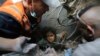 Palestinezët përpiqen të nxjerrin një vajzë nga rrënojat e një ndërtese pas sulmeve izraelite në kampin e refugjatëve në Jabalia, në veri tëp Rripit të Gazës. 1 nëntor 2023.

