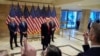 Ish-presidenti Trump duke folur nga prona e tij në Wall Street, Nju Jork (25 mars 2024)