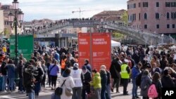 Turistët në Venecia duke bërë pagesat për taksën e re (25 prill 2024)