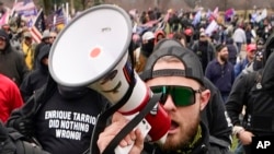 Ethan Nordean duke ecur drejt Kapitolit më 6 janar 2021