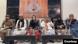 ماه رنګ بلوڅ په کراچۍ پرېس کلب کې خبري غونډې ته وويل، د تيرو څو کلونو راهسې دوی په بلوچستان کې د بشري حقونو د سرغړونې خلاف او بلوڅ حقونو دپاره په پرامنه ډول مبارزه کوي خو دوی تنګول کيږي او د راپارولو هڅې یې روانې دي