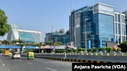 নয়াদিল্লি সংলগ্ন গুরুগ্রাম ভারতের অর্থনীতির বিকাশের সাথে সাথে একটি সমৃদ্ধ ব্যবসা কেন্দ্রে পরিণত হয়েছে।