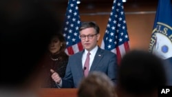 Kryetari i Dhomës së Përfaqësuesve, Mike Johnson, duke folur gjatë një konference për shtyp në Kapitol (10 prill 2024)