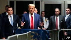Ish presidenti Trump duke folur nga gjykata e Manhatanit (25 mars 2024)