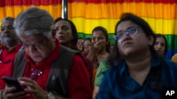 ভারতের সুপ্রিম কোর্ট সমলিঙ্গ বিবাহের অনুমতির আবেদন প্রত্যাখ্যান করার পর মুম্বাইতে এলজিবিটিকিউ সম্প্রদায়ের সমর্থক ও সদস্যরা । ১৭ অক্টোবর, ২০২৩। 