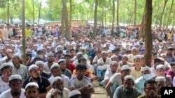 ফাইলঃ ২০২২সালের ২৫ আগস্ট, বাংলাদেশের উখিয়ার কুতুপালং রোহিঙ্গা শরণার্থী শিবিরে জমায়েত হন রোহিঙ্গা শরণার্থীরা।