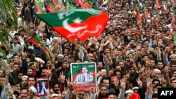 د اطلاعاتو د وزیر عطا تارړ خبري غونډې ته په غبرګون کې د پاکستان تحريک انصاف ګوند يو مشر شبلي فراز وويل، "د تحریک انصاف ګوند د مخې نيولو نورې طریقې په کار رانغلې اوس په تحریک انصاف بنديز لګوي دا کوشش دې هم وکړل شي".