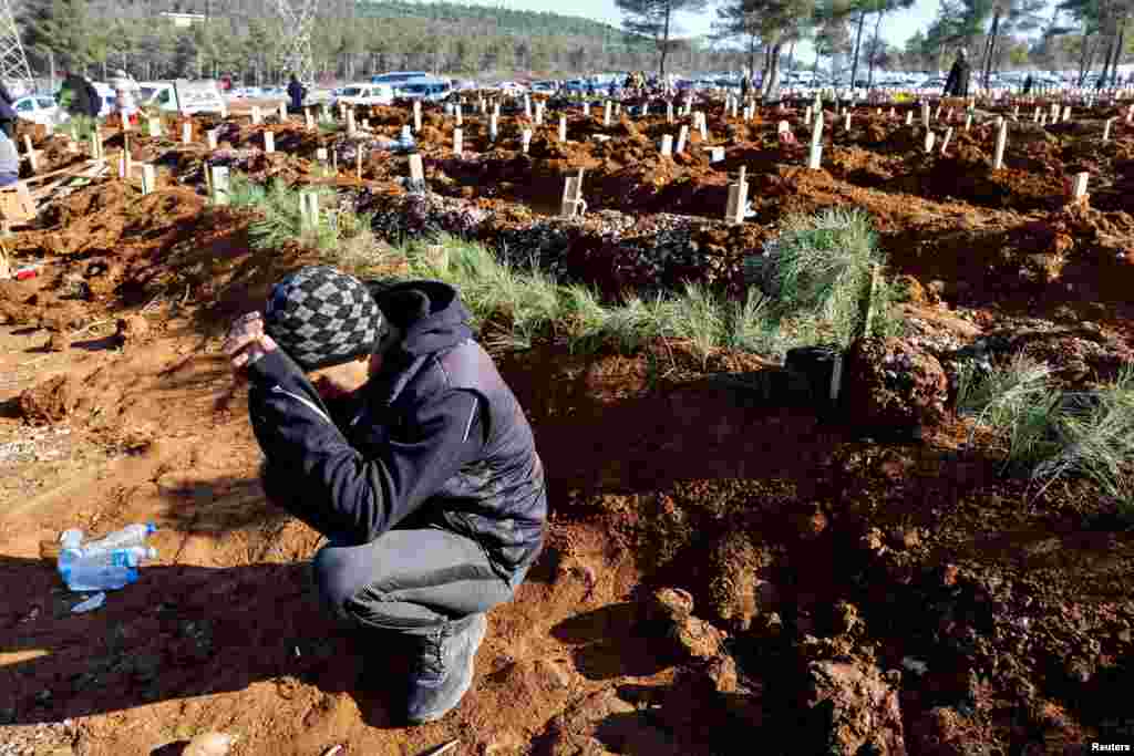 ငလျင်ဗဟိုချက်နဲ့ အနီးကပ်ဆုံး ကာရာမန်း မရတ်ရှ်မြို့မှာ သေဆုံးရသူတွေကို မြှပ်နှံထားတဲ့ သချို င်္င်အနီး ပူဆွေးငိုကြွေးနေသူတဦးပါ။ တချို့ဆို တမိသားစုလုံး ဆုံးရှုံးလိုက်ရပြီး တဦးတည်းပဲ အသက်ရှင်ကျန်ရစ်တာ ဖြစ်ပါတယ်။ 
