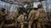 Архівне фото: українські військові заряджають снаряди на 152 мм, 2 березня 2023 року 