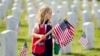 В День пам'яті у США вшановують пам'ять полеглих американських військових, на військових цвинтарях встановлюють прапорці. Фото 25 травня 2023 року, Нешвіл, Теннессі