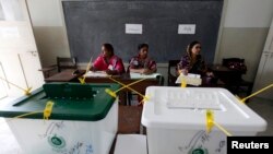 صبا خان وايي په تېر الېکشن کې یې ووټ ورکړی و خو دا ځل نه ګڼي چې پولنګ سټېشن ته لاړه شي، ځکه چې کومې ډيرې سياسي هلې ځلې ورته نه ښکاري