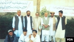 له ښه اړخه ولاړ: رحمان بونېری، سعید زابلی، همېش خلیل، طاهر اپریدی، دروېش درانی او ډاکټر میا سهېل انشاء ناست: بارکوال میاخېل، حمید فراز او...