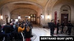 Në hollin e Gjykatës së Apelit në Paris