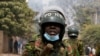 Foto Achiv: Yon polisye Kenyan reyaji apre patizan lide opozisyon Raila Odinga patisipe nan yon manifestasyon kont gouvenman an nan Nairobi, 19 Jiye, 2023. 
