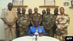 Makamanda wa jeshi waliofanya mapinduzi ya Nigera wakitoa hotuba Jamatano usiku kwenye televisheni ya kitaifa.