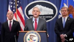 Prokurori i Përgjithshëm Garland (në qendër), Sekretari i Sigurisë Kombëtare Mayorkas (majtas), drejtori i FBI-së Wray (djathtas)