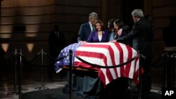 Ish-Kryetarja e Dhomës së Përfaqësuesve, Nancy Pelosi, vendos duart mbi arkivolin e së ndjerës (4 tetor 2023)