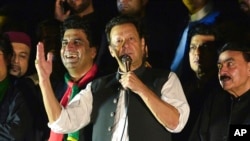 পাকিস্তানের ইসলামাবাদে, একটি সরকার বিরোধী সমাবেশে ভাষণ দিচ্ছেন দেশটির সাবেক প্রধানমন্ত্রী ইমরান খান। ২০ আগস্ট, ২০২২। (ফাইল ছবি) 