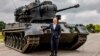 Канцлер Германии Олаф Шольц во время посещения программы обучения украинских военных на полигоне близ Ольденбурга