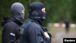 Foto de archivo de la policía asegura en frente a la sede de la DFB, en Frankfurt, Alemania, el 7 de octubre de 2019.