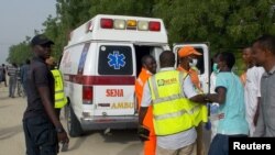 Les secouristes sur le lieu d'une attaque de Boko Haram dans la ville de Maiduguri, au nord-est du Nigeria, le 27 avril 2018.