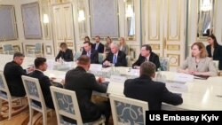 Сенаторы Рон Джонсон, Джон Баррассо и Крис Мерфи на встрече с президентом Украины Владимиром Зеленским