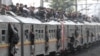 Pemandangan rutin terlihat setiap jam sibuk, penumpang berjubel di dalam KRL Jakarta-Bogor, sementara sebagian penumpang yang nekat duduk di atap (Foto: dok). Pemerintah dan PT KAI menunda rencana dihapuskannya KRL Ekonomi hingga Juni 2013 mendatang.