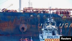 Una patrulla de puerto navega cerca de miembros de Greenpeace que bloquean la descarga de petróleo ruso del buque cisterna 'Ust Luga' en Noruega en protesta por la invasión de Ucrania el 25 de abril de 2022.