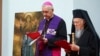 ARCHIVO El líder espiritual de los cristianos ortodoxos, el patriarca ecuménico Bartolomé I, a la derecha, y el arzobispo Stanisław Gądecki, presidente de la Conferencia Episcopal de Polonia, se reúnen con refugiados ucranianos en Varsovia, Polonia, el 29 de marzo de 2022.