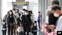 资料照：中国开放边境后，中国乘客抵达泰国曼谷的素万那普国际机场。（2023年1月9日，美联社）