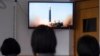25일 북한 장철구평양상업대학 학생들이 화성-17 신형 대륙간탄도미사일 발사 관련 영상을 보고 있다.