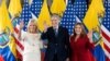  el presidente de Ecuador, Guillermo Lasso es flanqueado por la primera dama de los Estados Unidos, Jill Biden, (izq.) y la primera dama de Ecuador, María de Lourdes Alcívar de Lasso, en el Palacio de Carondelet en Quito, el 19 de mayo de 2022. 