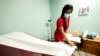 Foto Achiv: Yon asistan medikal pare sal egzaminasyon an nan Sisters in Birth yon klinik ki sitye nan vil Jackson, eta Mississippi. 