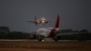 Un avión de Avianca Airlines aterriza mientras otro se prepara para despegar en el Aeropuerto Internacional San Oscar Arnulfo Romero en San Luis Talpa, El Salvador, el 8 de febrero de 2022. 