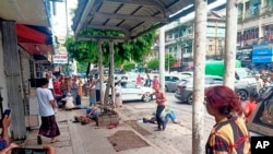 মিয়ানমার সেনাবাহিনীর তথ্য অফিসের দেওয়া এই ছবিতে, মিয়ানমারের ইয়াঙ্গুন শহরের কেন্দ্রস্থলে একটি বাস স্টপে বিস্ফোরণের পরে চারজন আহত ব্যক্তিকে ফুটপাতে পড়ে থাকতে দেখা যায়। ৩১ মে, ২০২২। 