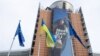 Ілюстративне фото. Прапори ЄС та України біля будівлі Єврокомісії, Брюссель. European Union, 2022/Xavier Lejeune