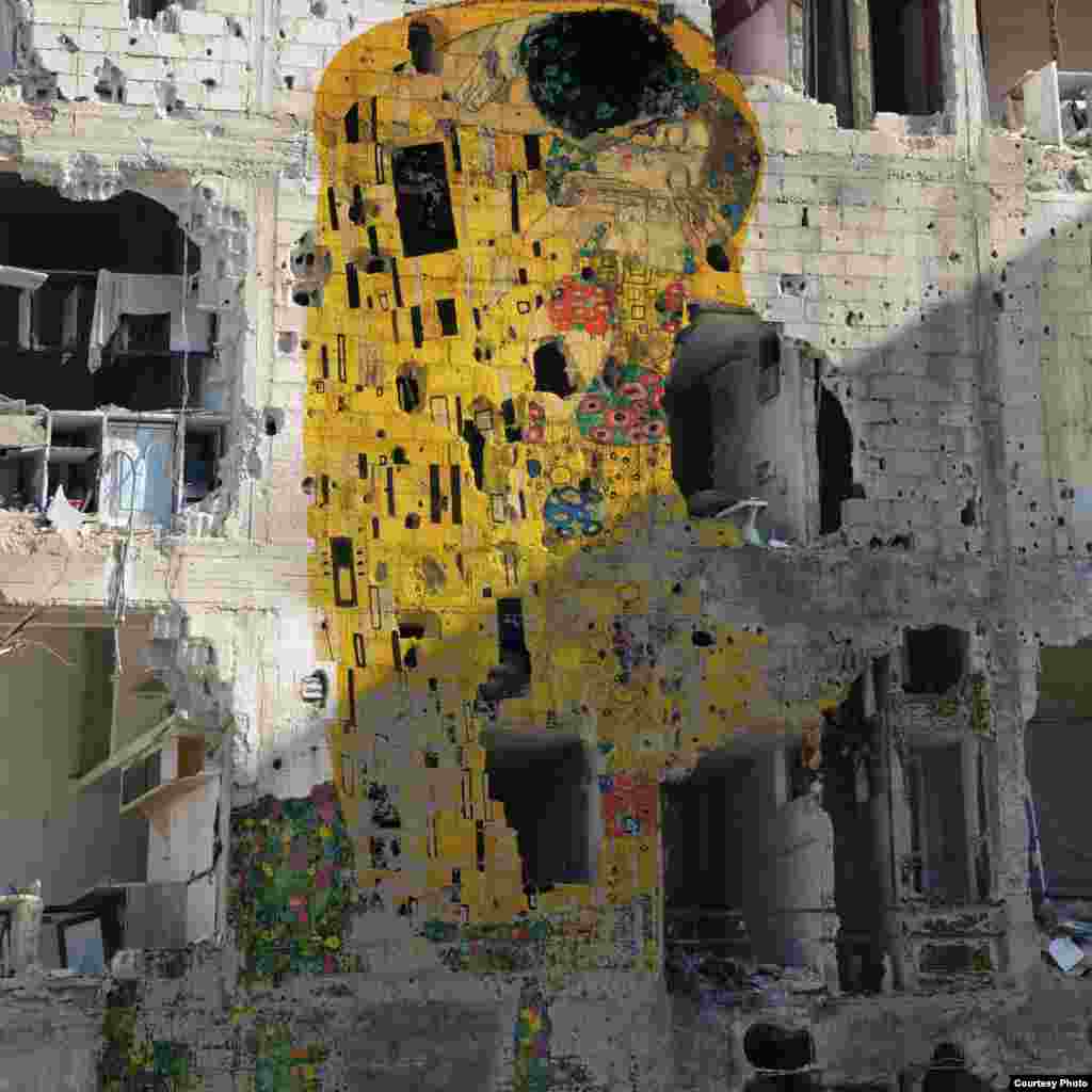 Lukisan cat minyak "The Kiss" karya Gustav Klimt pada 1907 ditempatkan di dalam dinding gedung yang dibom di Douma, Suriah.