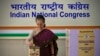 ভারতের প্রধান বিরোধী দল কংগ্রেস পার্টির অন্তর্বর্তীকালীন সভাপতি সোনিয়া গান্ধী নয়াদিল্লিতে কংগ্রেসের সভাপতি নির্বাচনের সময় তার ভোট দিচ্ছেন। ১৭ অক্টোবর, ২০২২।