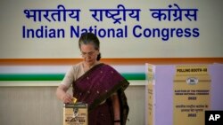ভারতের প্রধান বিরোধী দল কংগ্রেস পার্টির অন্তর্বর্তীকালীন সভাপতি সোনিয়া গান্ধী নয়াদিল্লিতে কংগ্রেসের সভাপতি নির্বাচনের সময় তার ভোট দিচ্ছেন। ১৭ অক্টোবর, ২০২২।
