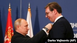 Президент Путін у Белграді почепив сербському президенту Вучичу російський орден