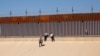 Para migran pencari suaka berjalan keluar dari sungai Rio Bravo di El Paso, Texas, seperti terlihat dari Ciudad Juarez, Meksiko, pada 13 April 2022. Para migran tersebut menemui para petugas patroli perbatasan AS untuk mengajukan suaka. (Foto: Reuters/Jose Luiz Gonzalez) 