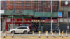 En Chinatown, el barrio chino de Nueva York, conocido por la afluencia de comensales en busca de precios baratos, apenas algunos comercios esenciales permanecen abiertos. 