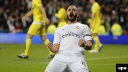 Karim Benzema du Real Madrid célèbre après un but contre Villarreal lors d’un match de la Liga, la première division espagnole de football, au stade Santiago Bernabeu, à Madrid, Espagne, 20 avril 2016. epa/ MARISCAL 