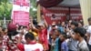 Anak-anak di bawah umur tertegun menyaksikan goyangan artis dangdut dalam kampanye PKPI di Jakarta, 17 Maret 2014 (VOA/Andylala)